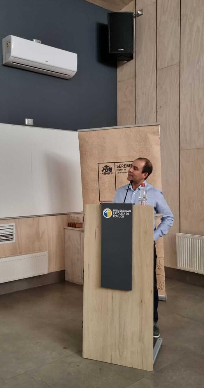 Dr. Mauricio Zambrano-Bigiarini realizando su presentación